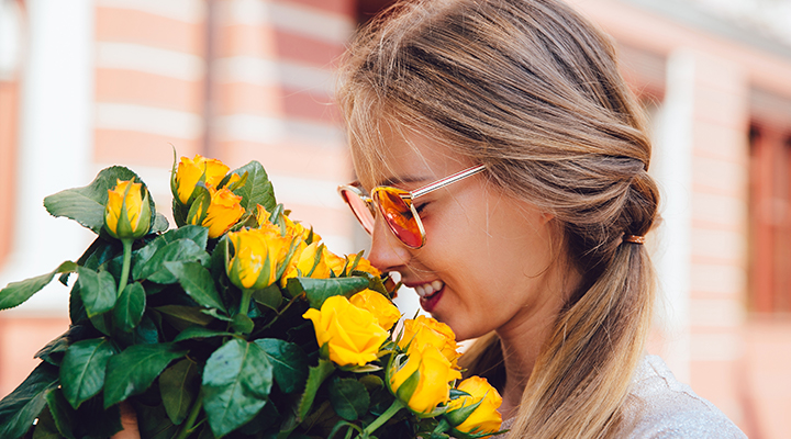 Une femme qui hume des fleurs