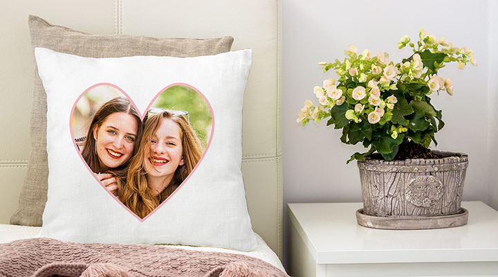 Un coussin personnalisé avec une photo de deux amies.