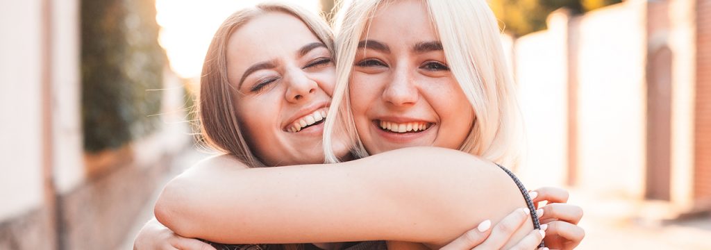 Deux amies qui s'embrassent - Journée Internationale de l'Amitié