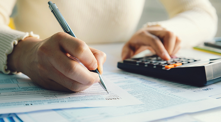 Une femme utilise un calculateur