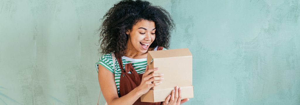 Une femme ouvre un paquet