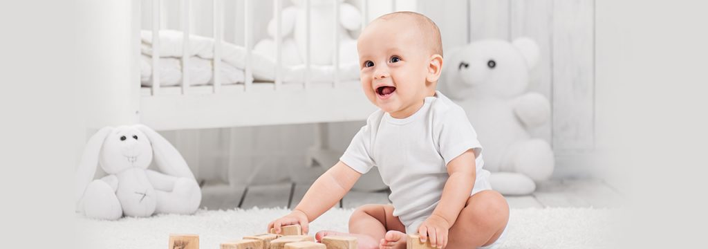 Un bébé qui sourit