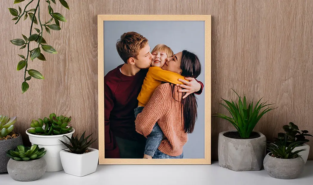 Une photo de famille encadrée, posée sur une étagère