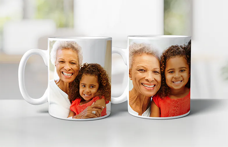 Un mug photo avec deux enfants en manteau d’hiver, à côté d’une carte de Noël