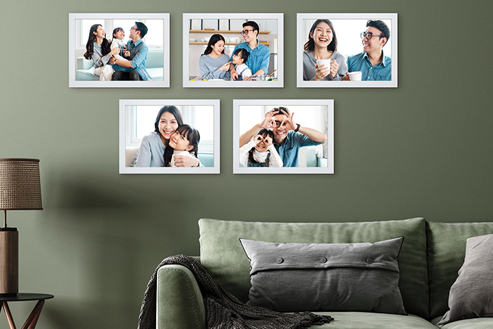 Cadre photo personnalisé : cinq photos familiales encadrés, sourires et moments précieux immortalisés.