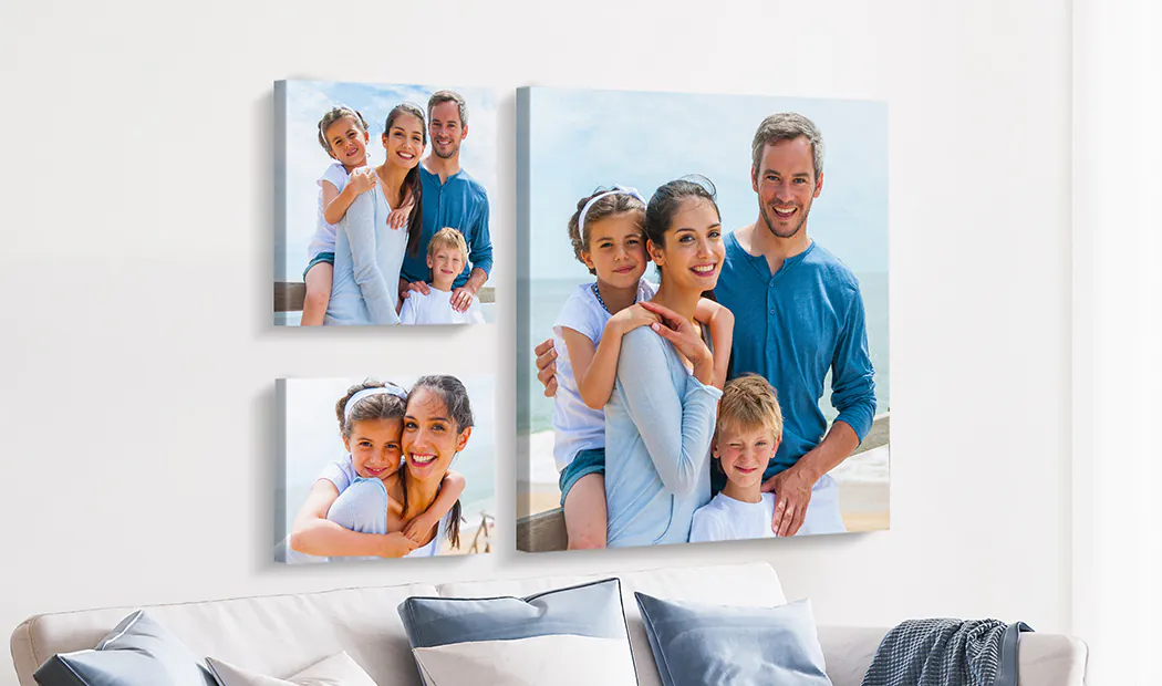 Toile personnalisée : trois tableaux mettant en scène une famille heureuse à la plage, souvenirs imprimés sur mesure.