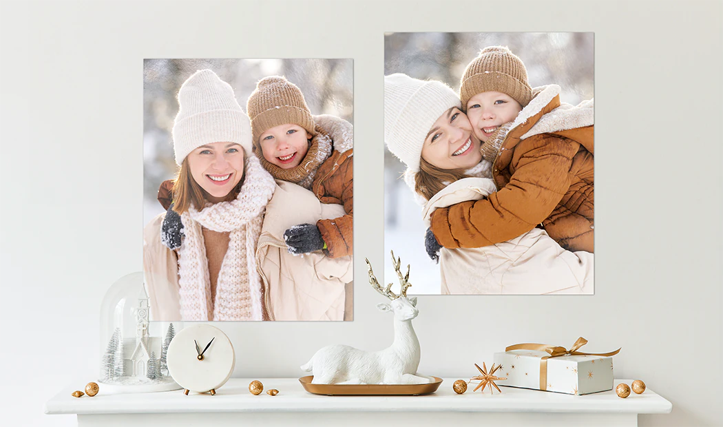 Deux tableaux personnalisés, mère et enfant jouant joyeusement dans la neige hivernale.