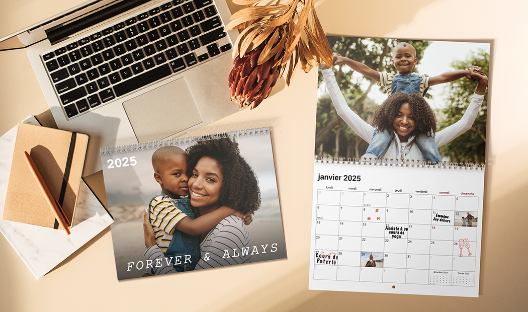 Calendrier 2025 personnalisé : photos familiales adorables sur fond beige, près d'un ordinateur.