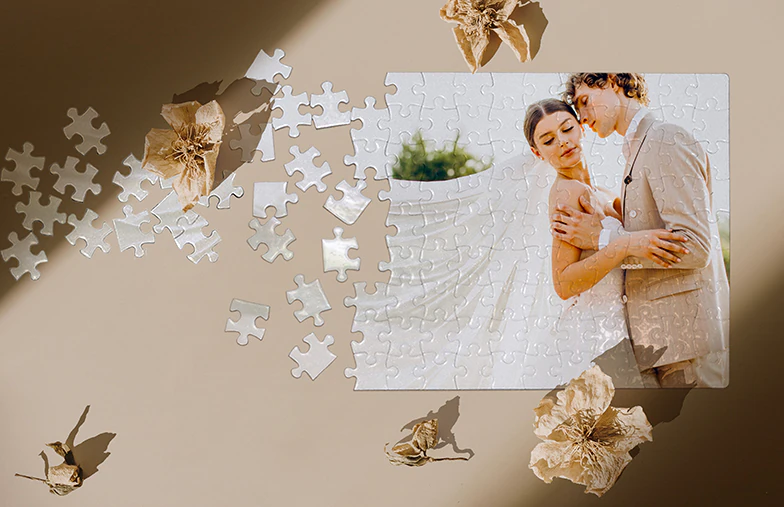 Puzzle personnalisé : une famille joyeuse dans un décor hivernal, quelques pièces éparpillées, prêt à être assemblé.