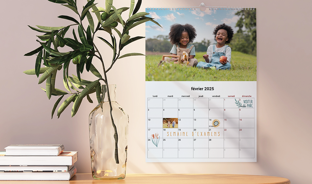 Calendrier février 2025 personnalisé : photo enfants joyeuse, dates importantes, design élégant.