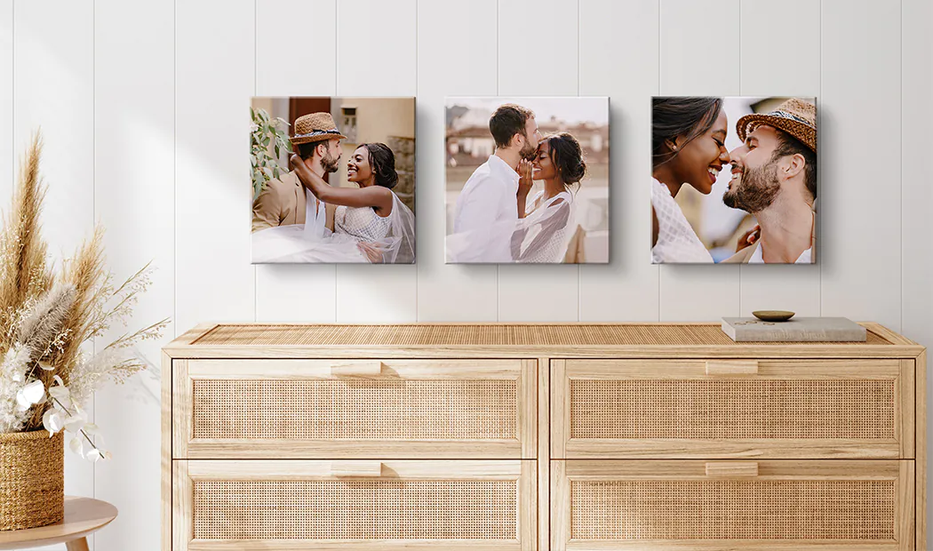 Trois toiles personnalisées affichant des photos de couples amoureux, un décor parfait pour une maison chaleureuse.
