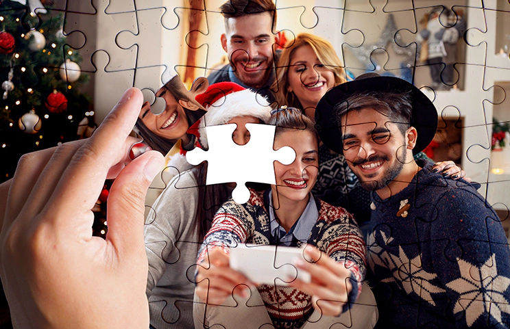 Puzzle personnalisé de Noël : des amis joyeux prennent un selfie, intégrés dans un casse-tête à compléter.