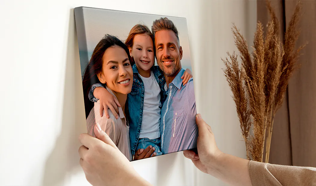 Tableau personnalisé : une famille souriante immortalisée sur toile, un souvenir unique et précieux.