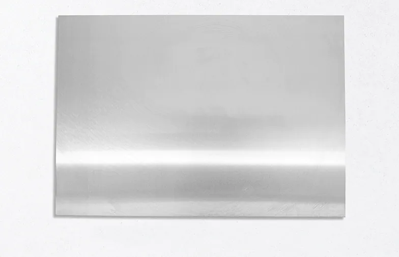 Affiche minimaliste personnalisée, nuances de gris subtiles, ligne horizontale douce créant une profondeur subtile.