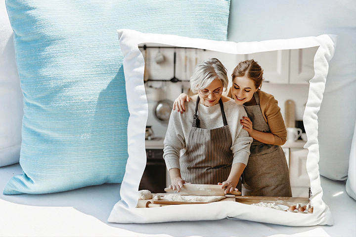 Coussin personnalisé : photo chaleureuse de deux femmes cuisinant ensemble, imprimé sur un oreiller blanc.