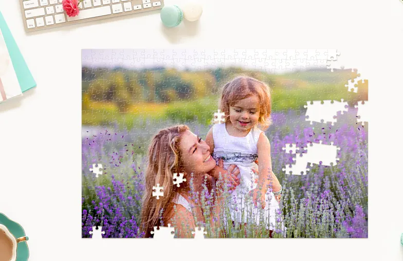 Puzzle personnalisé : mère et fille souriantes dans un champ de lavande, quelques pièces manquantes.