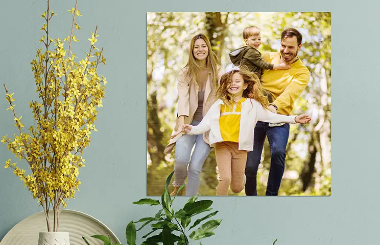 Tableau personnalisé : une famille joyeuse saute dans un parc ensoleillé, créant un souvenir unique.